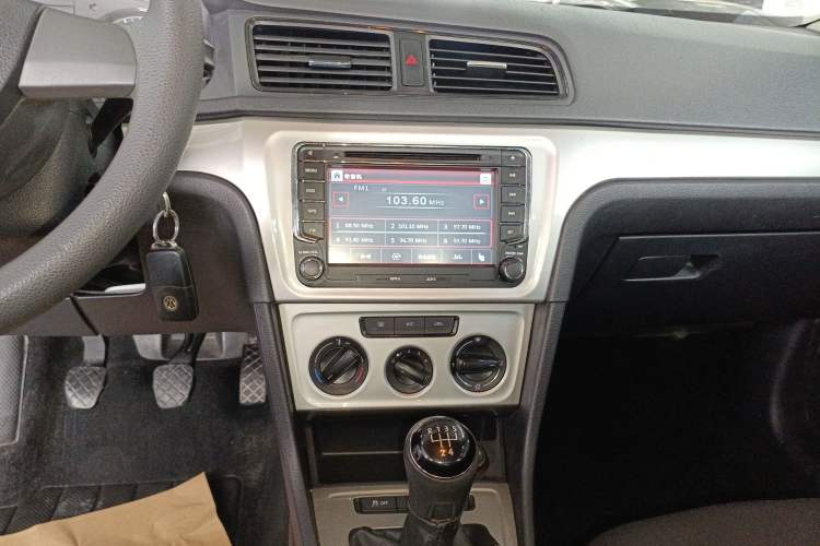 Used Volkswagen Lavida 2013 Revised Classic 1.6L Manual Fashion Edition Audio And AC Panel