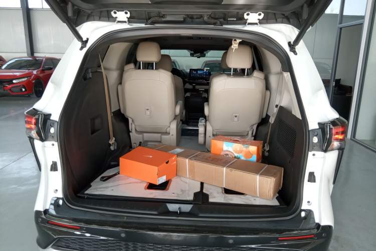 Used Toyota Granvia 2022 2.5L Hybrid Premium Edition