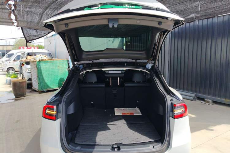 Used Tesla Model Y 2021 Standard Range Rear-Wheel Drive Version Trunk