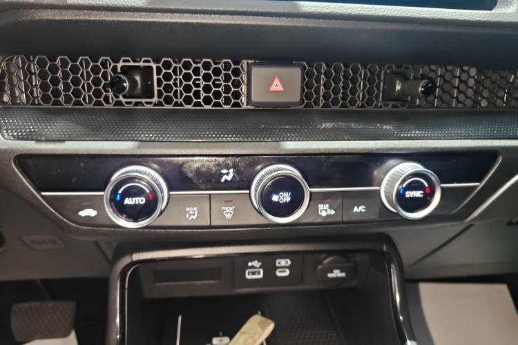 Used Honda CR-V 2024 2.0L eHEV Two-Wheel Drive Smart Edition Audio And AC Panel