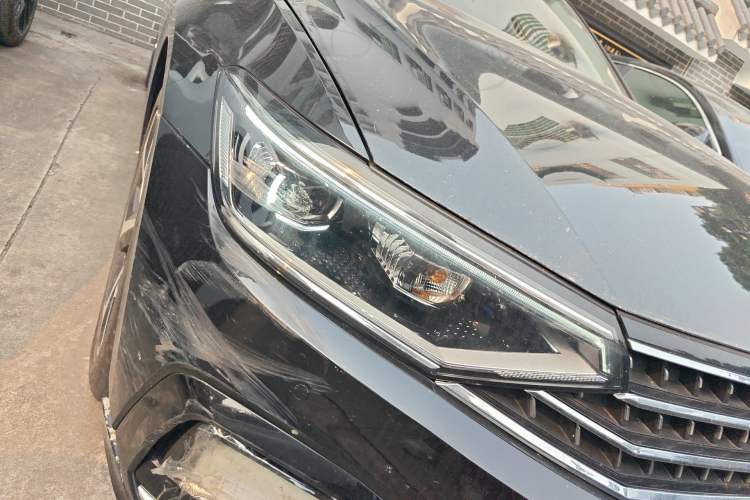 Used Volkswagen Magotan 2023 2 Million Units Commemorative Edition 330TSI DSG Luxury Version Right Front Headlight