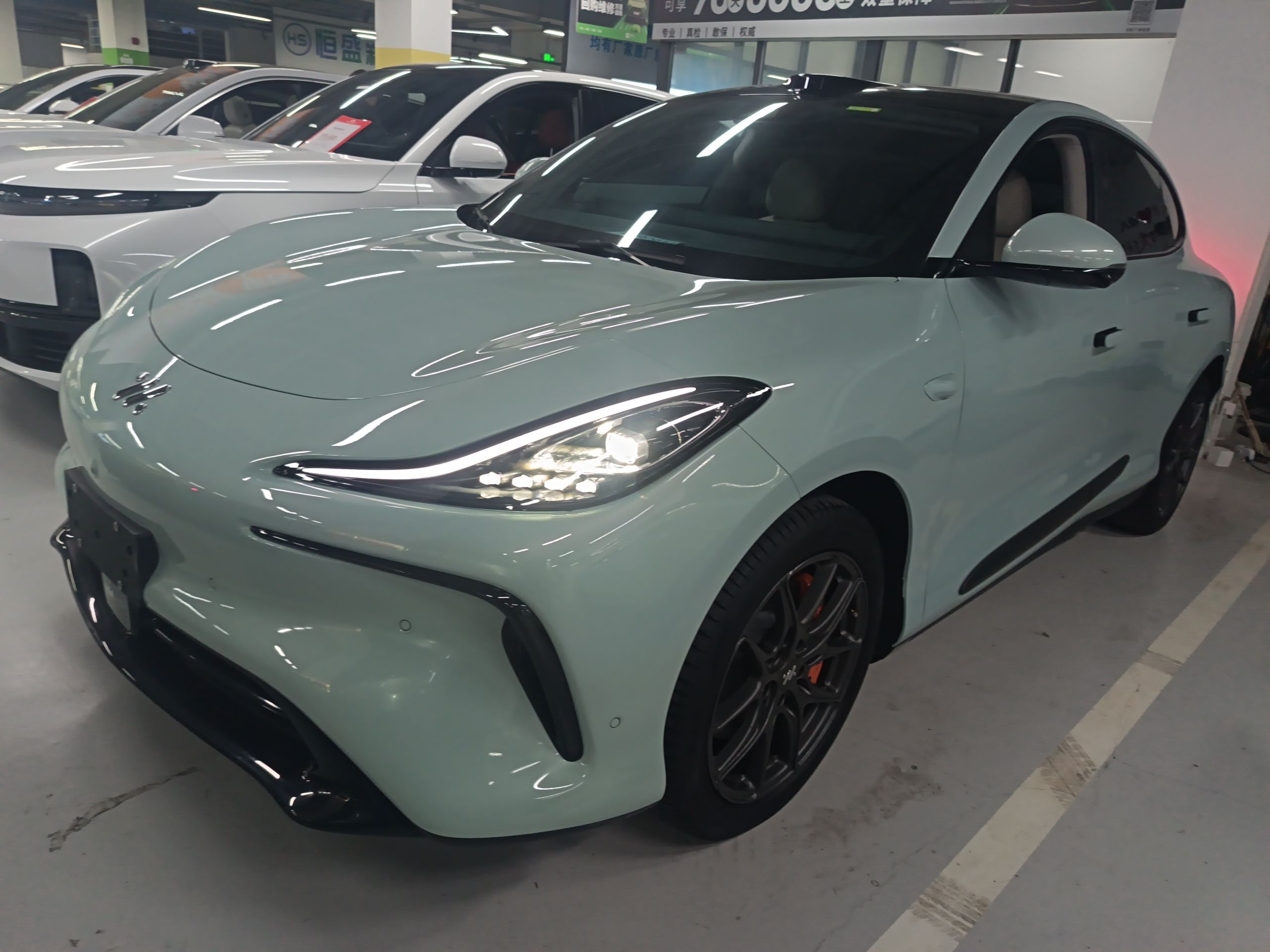 تحت مقدمة السيارة