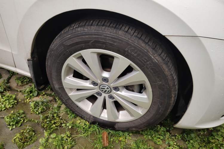 Used Volkswagen Golf Sportsvan 2018 230TSI Automatic Trend Edition Right Front Wheel Hub