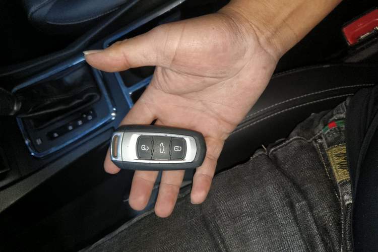 Used Geely Auto Emgrand 2017 Sedan Million Edition 1.5L CVT Upward Version Vehicle Key