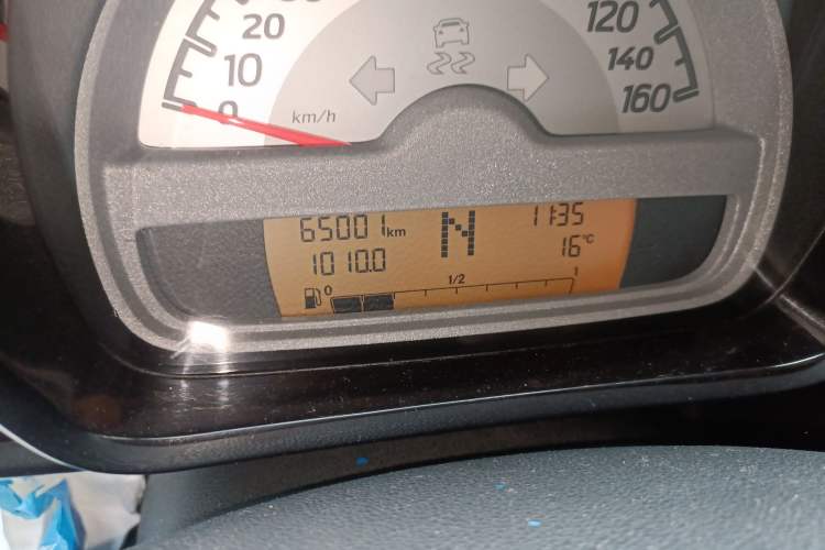 Used smart fortwo 2010 1.0 hardtop pure version Odometer Close Up