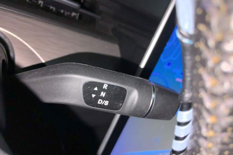 Used NETA V 2021 Long-Range Entertainment Edition Gear Lever