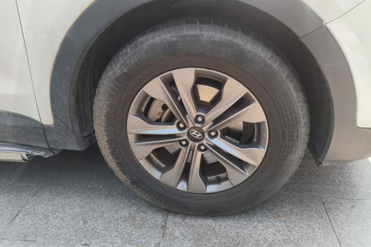 Used Hyundai Santa Fe 2015 2.0T Automatic Two-Wheel Drive Smart Version 5 Seats