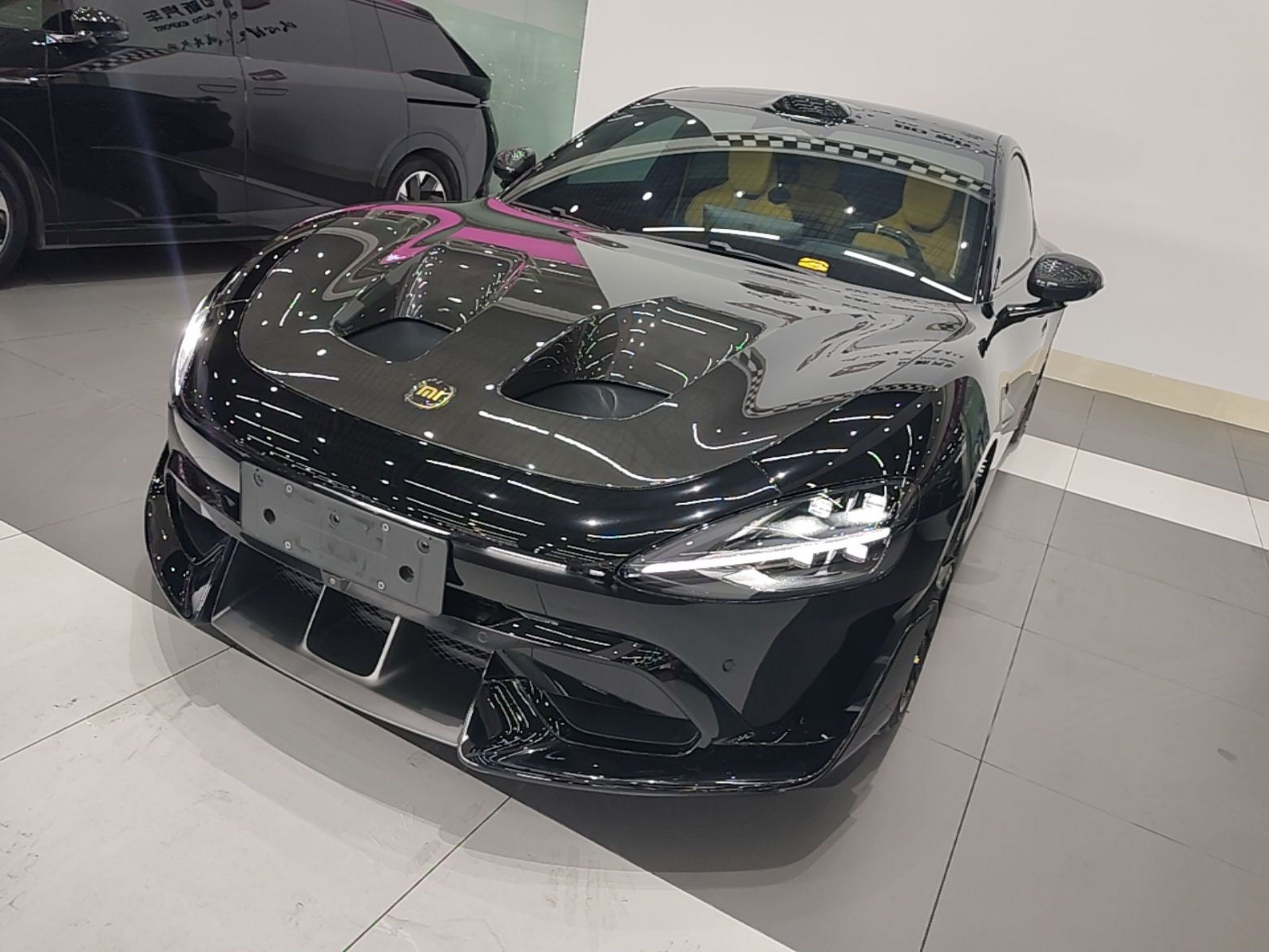 Под передней частью автомобиля