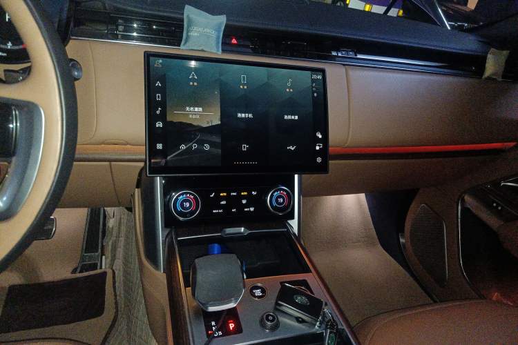 Used Land Rover Range 2023 3.0 L6 400 PS Flagship Extended Version Audio And AC Panel