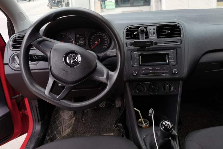 Used Volkswagen Polo 2016 1.4L Manual Fashion Model Center Console