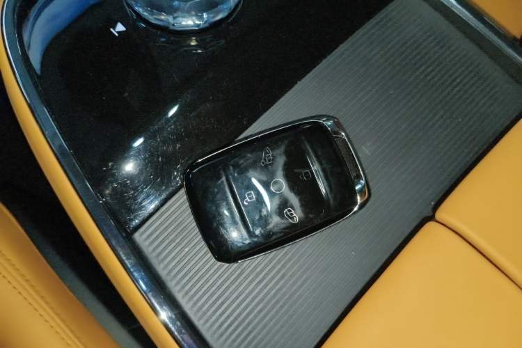 Used Geely Galaxy LEVC L380 2024 140-Degree 6-Seater All-Wheel-Drive Ultra