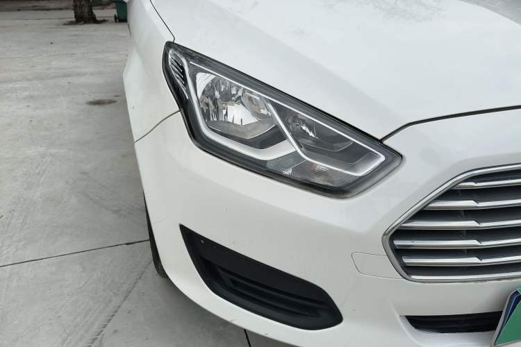 Used Ford Escort 2019 Revised Version 1.5L Manual "Quality Enjoyment" Trim (Tire Pressure Monitoring) China VI Standard Right Front Headlight