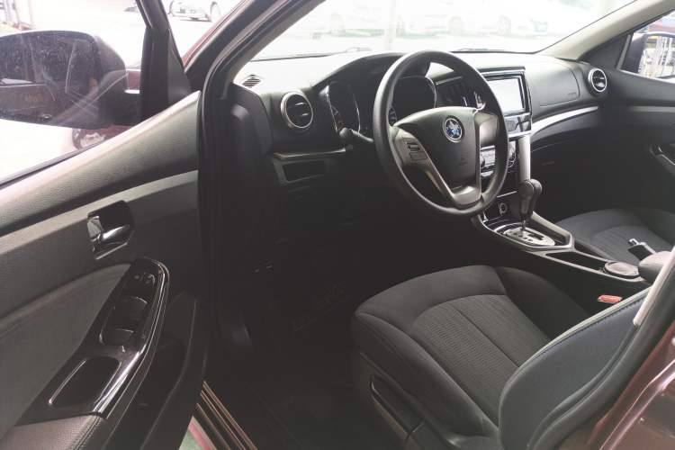 Used Venucia T70 2016 2.0L CVT Smart Edition