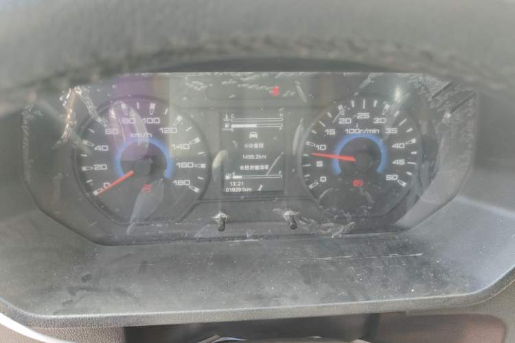 Used Iveco Daily 2023 2.5T V40 Van Long Wheelbase Mid-Roof Design Dual Tires Side-Swing Doors 2-3 Seater