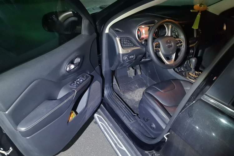 Used Jeep Cherokee 2017 2.0L Superior Edition Driver Seat