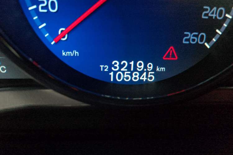 Used Volvo V60 2015 T5 Zhiyi Personalized Sport Edition Odometer Close Up