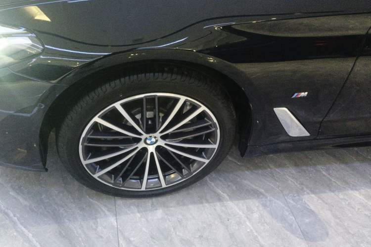 Used BMW 5 Series 2023 530Li Leading Model M Sport Package Left Front Wheel Hub