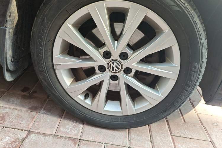 Used Volkswagen Lavida 2015 230TSI DSG Comfort Edition Right Front Wheel Hub