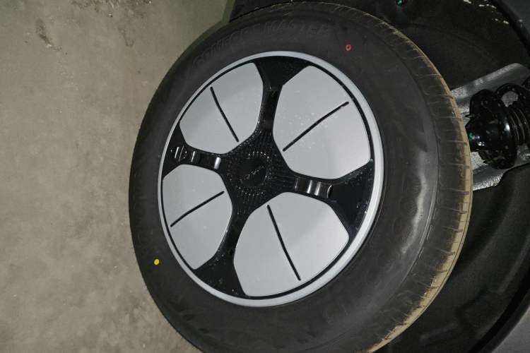 Used Geely Galaxy Geome 2026 Model 410km Carefree Edition Right Rear Wheel Hub