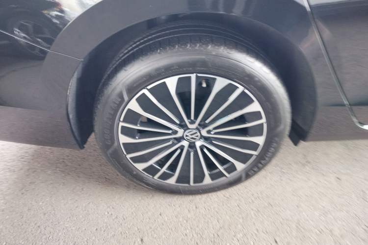 Used Volkswagen Magotan 2024 380TSI DSG Prestige Edition DaMai Package Right Rear Wheel Hub