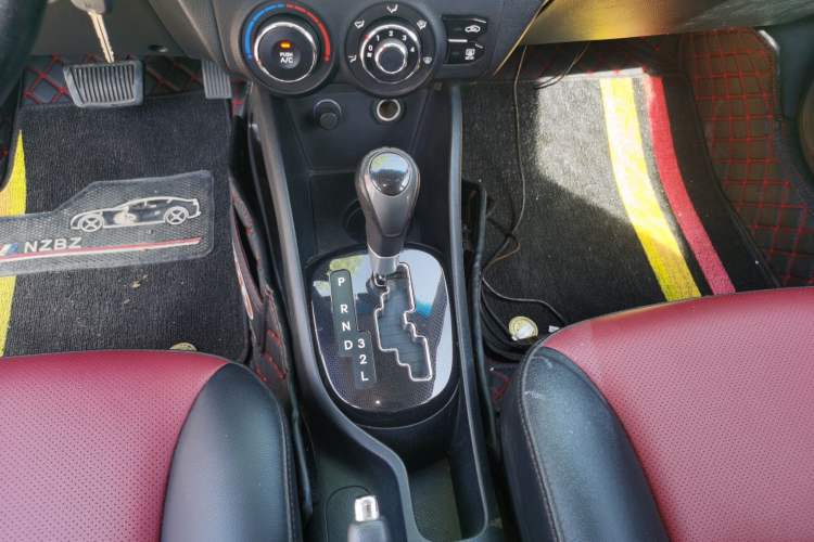 Used Kia K2 2012 Hatchback 1.4L Automatic Cool Edition Gear Lever