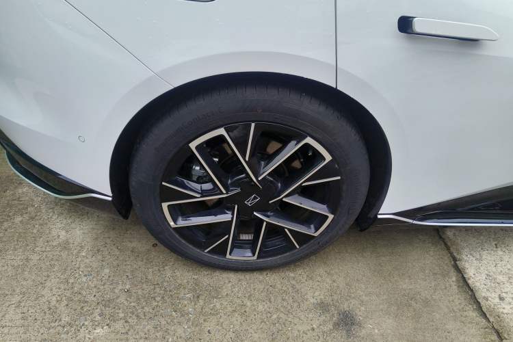 Used Avatr 06 2025 Pro Range-Extended Edition Right Rear Wheel Hub