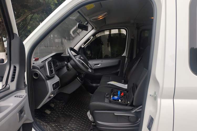 Used SAIC MAXUS Xintu V80 2024 Aotong Value Edition 6MT Short Wheelbase Ultra-Low Roof 127 Ps 7/8/9-Seater
