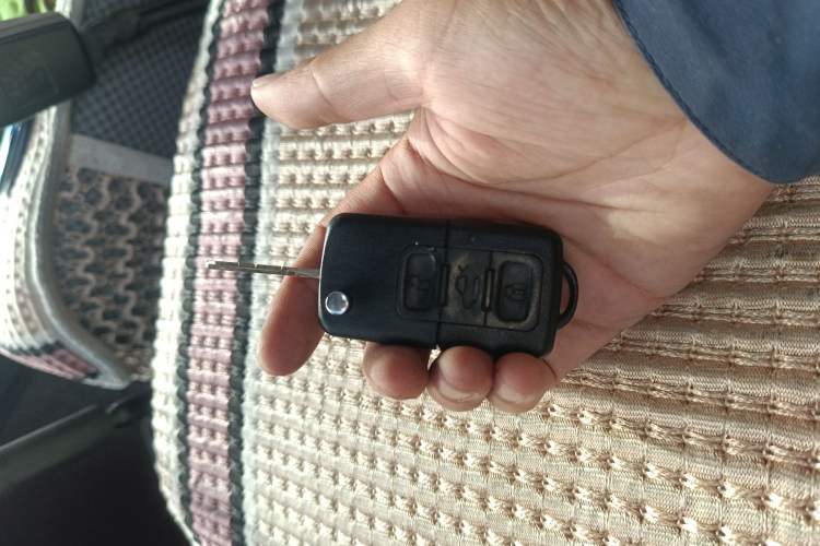 Used Iveco Daily 2021 2.8T V40 VAN厢式 Cargo Van 3-Seater Long Wheelbase Mid-Roof Design Dual Tires Manual Door