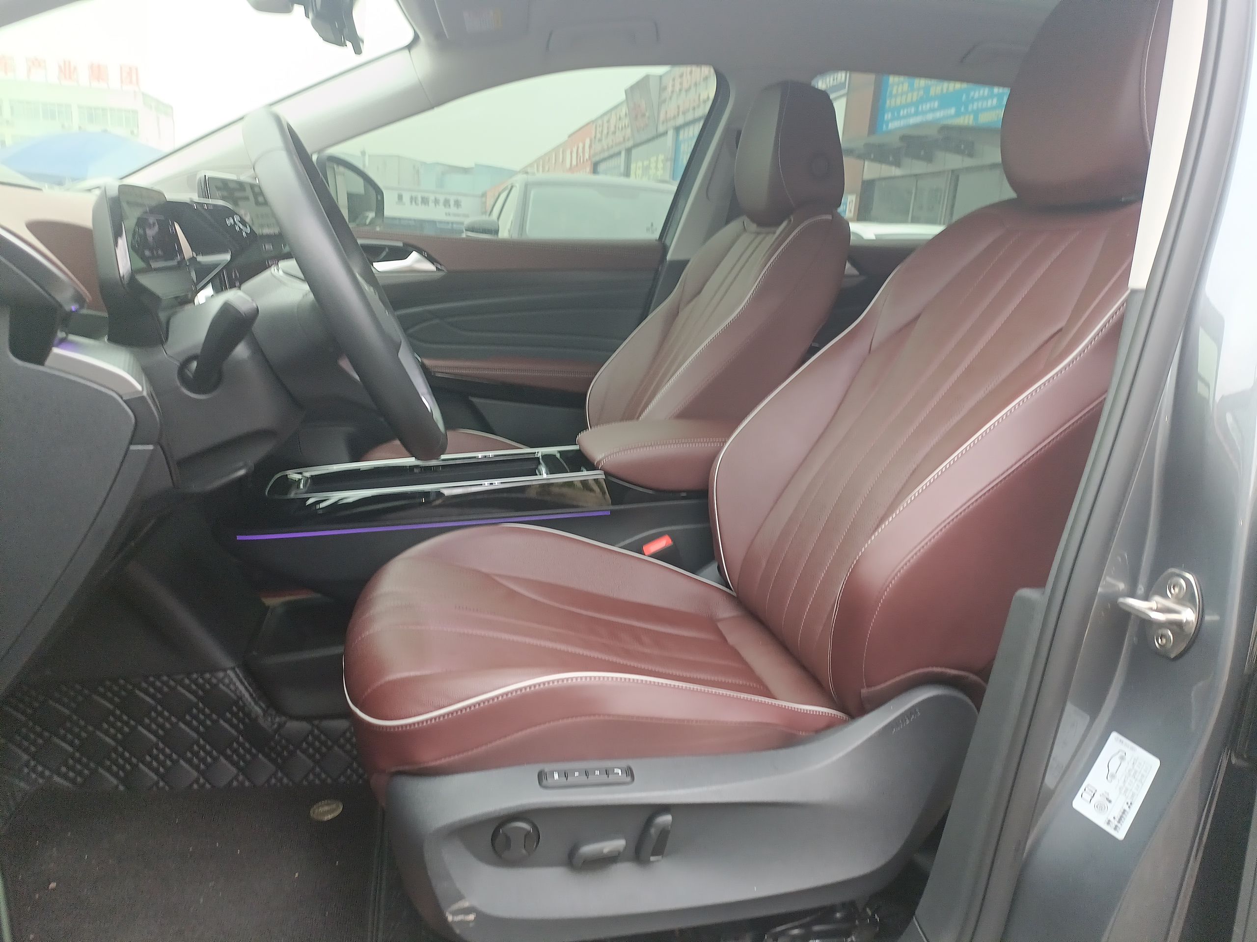 المقاعد الأمامية داخل السيارة