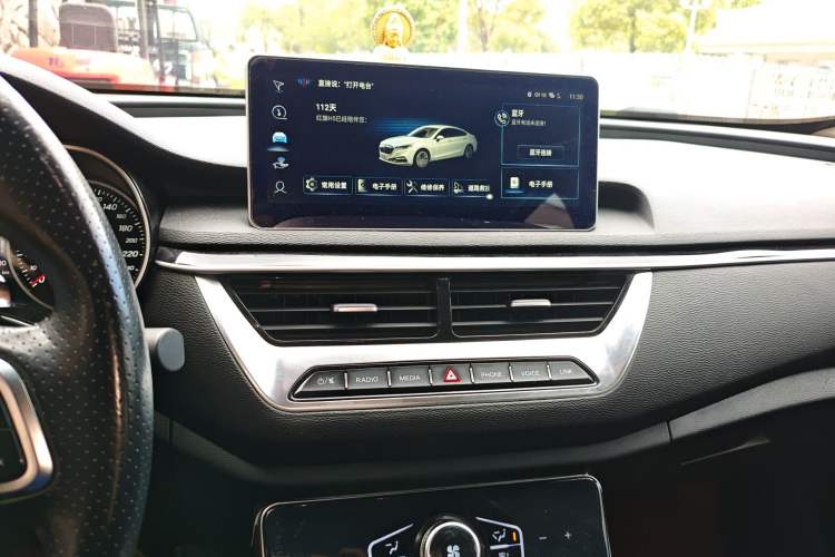 Used Hongqi H5 2022 Classic Model Facelift 1.8T Automatic Smart Connect Flagship Edition Audio And AC Panel