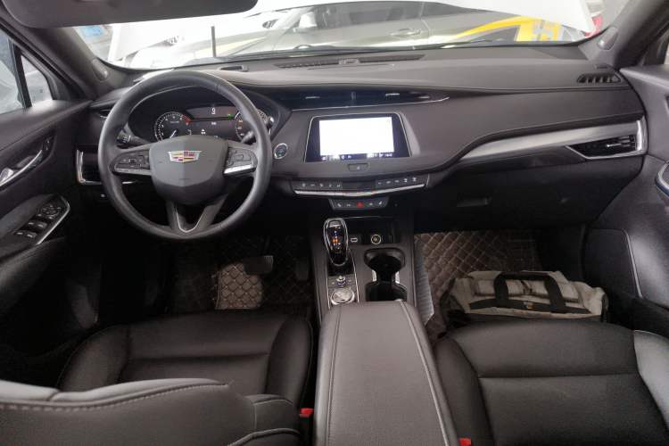 Used Cadillac XT4 2022 28T Two-Wheel-Drive Luxury Version Center Console