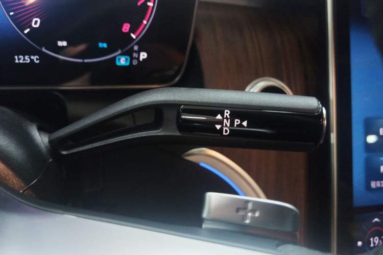 Used Mercedes-Benz GLC 2024 GLC 300 L 4MATIC Dynamic Edition 5-seater Gear Lever