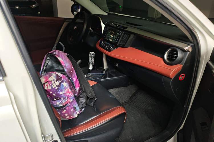 Used Toyota RAV4 2015 2.5L Automatic 4x4 Elite Edition Right Front Seat