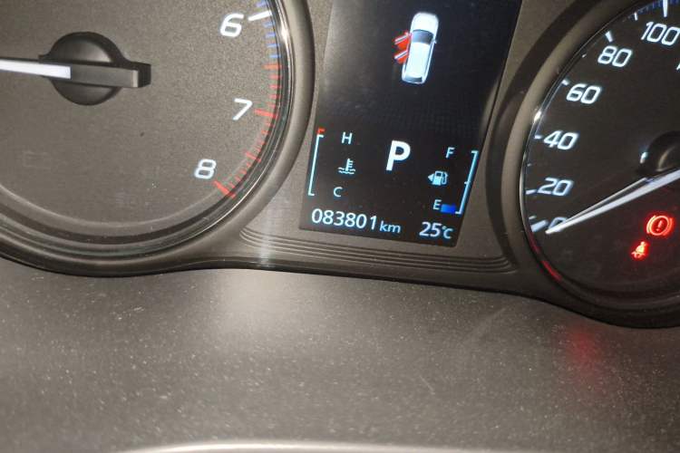 Used Mitsubishi Outlander 2019 2.4L 4x4 Zhi Xiang Edition 7 Seats China VI Standard Odometer Close Up