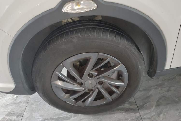 Used NETA V 2021 Standard Range Entertainment Version – Upgraded Model Left Front Wheel Hub