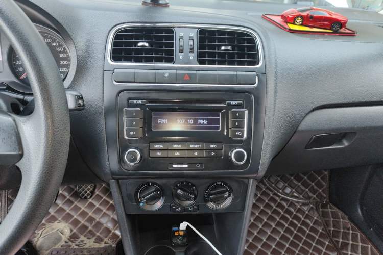 Used Volkswagen Polo 2011 1.4L Manual ZhiShang Edition
