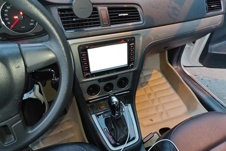 Used Volkswagen Lavida 2013 Restyled Classic 1.6L Automatic Comfort Edition Audio And AC Panel