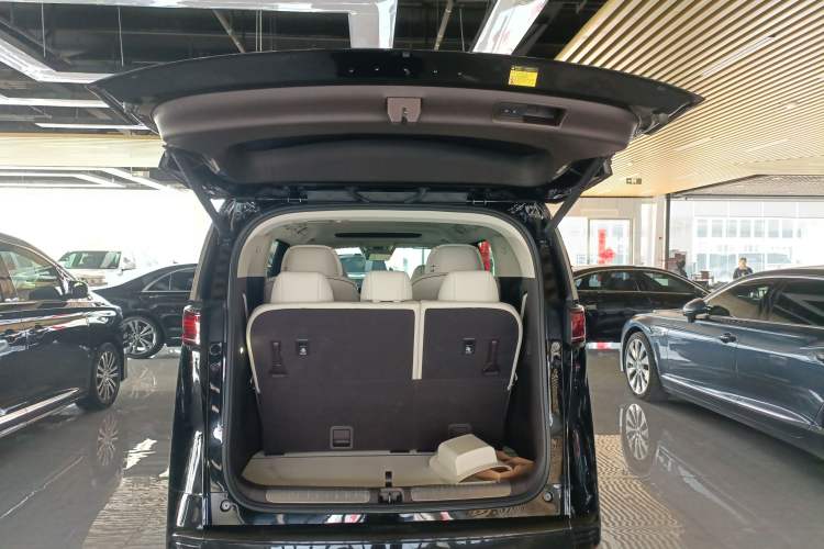 Used Denza D9 2024 DM-i 1050 Luxury Model
