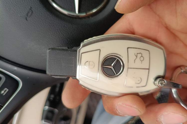 Used Mercedes-Benz Vito 2023 2.0T Elite Version 7 Seats Vehicle Key