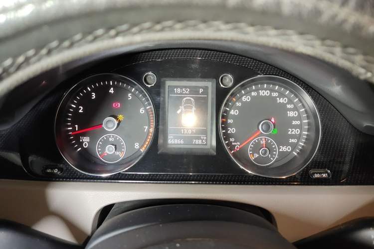 Used Volkswagen Magotan 2015 Facelift 1.8TSI Luxury Model Odometer Close Up