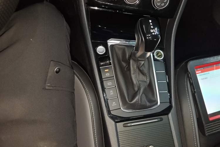 Used Volkswagen Sagitar 2021 280TSI DSG Comfort Connect Edition Gear Lever