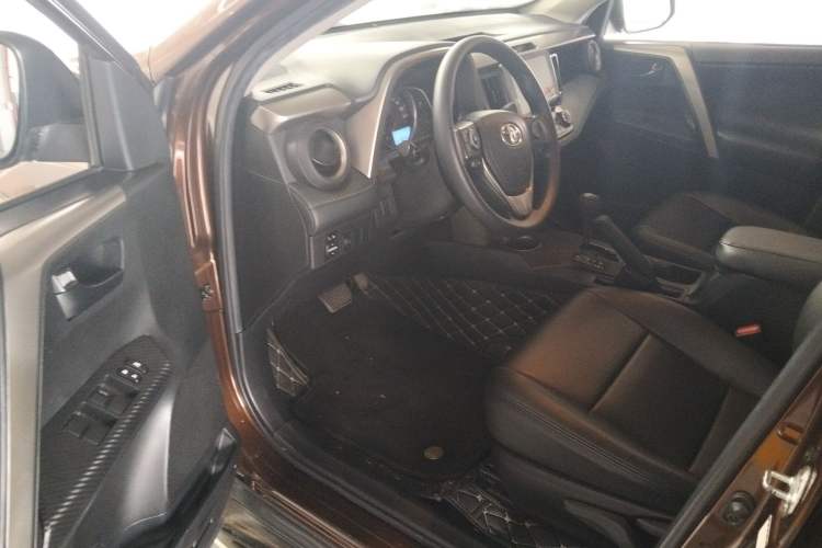 Used Toyota RAV4 2015 2.0L CVT Two-Wheel Drive Fashion Edition Driver Seat