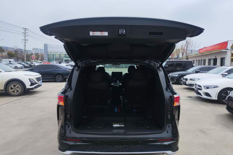 Used Toyota Granvia 2023 2.5L Hybrid Flagship VIP Edition