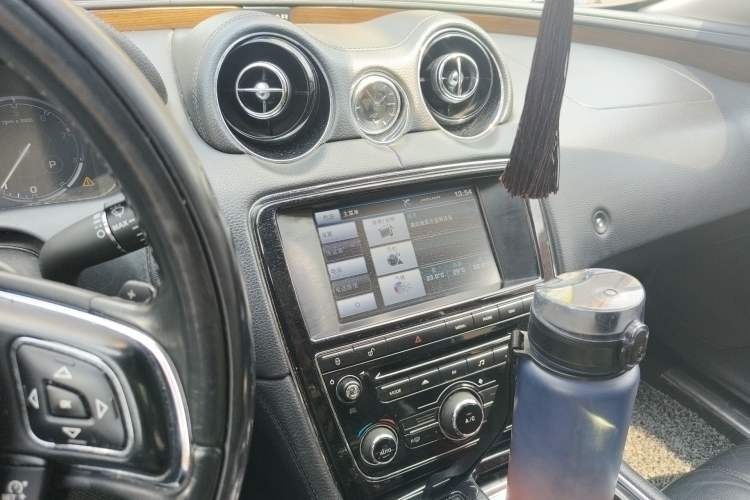 Used Jaguar XJ 2014 XJL 2.0T Two-Wheel-Drive Elegant Business Edition Audio And AC Panel