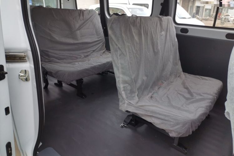 Used Wuling Yangguang 2024 300km Comfort-Grade Passenger Van 60kW Interior 4