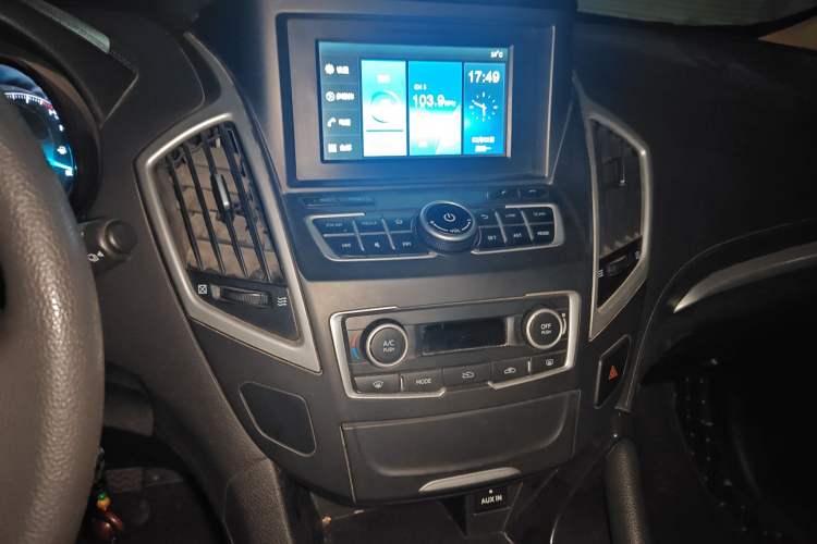 Used Dongfeng Aeolus AX7 2015 2.0L Manual Zhiyue Model
