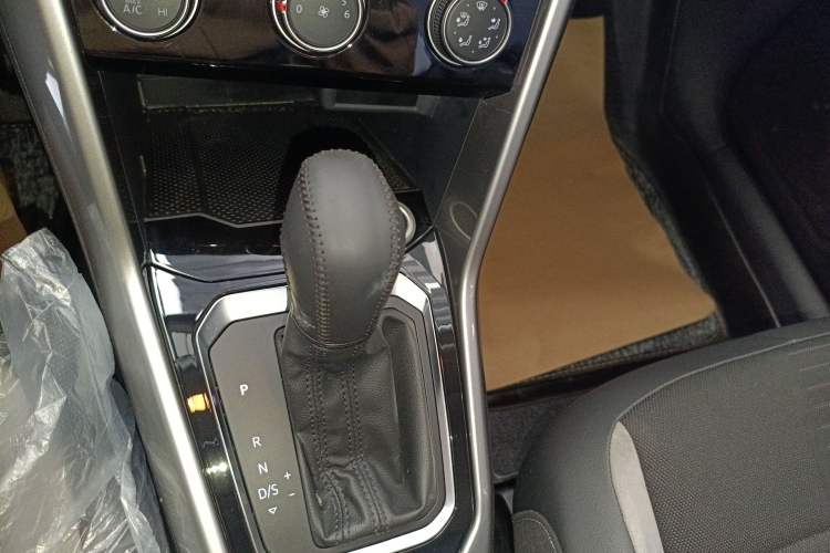 Used Volkswagen T-ROC 2018 230TSI DSG Two-Wheel Drive Advanced Version China V Standard
