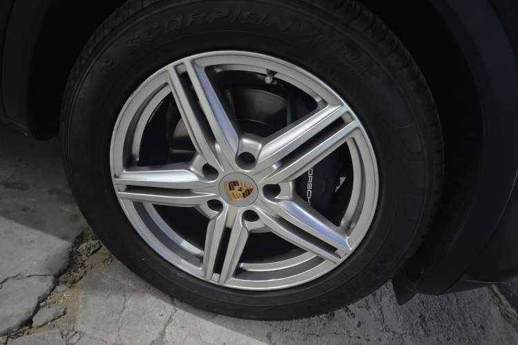 Used Porsche Cayenne 2011 Cayenne 3.0T Right Front Wheel Hub