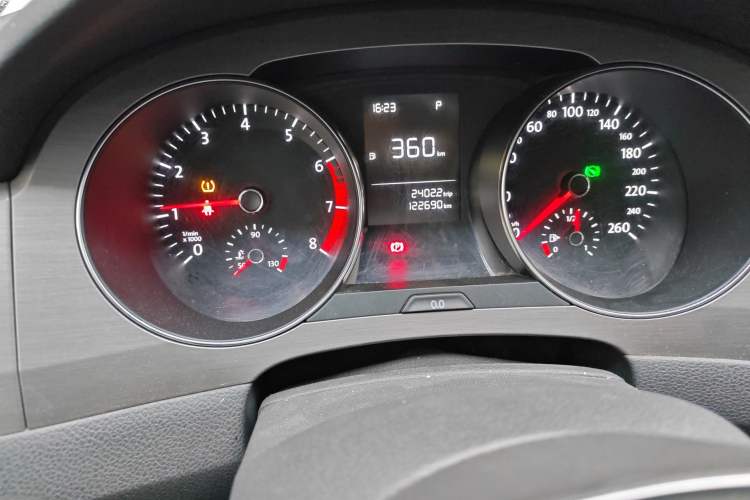 Used Volkswagen Golf Sportsvan 2018 1.6L Automatic Comfort Model Odometer Close Up