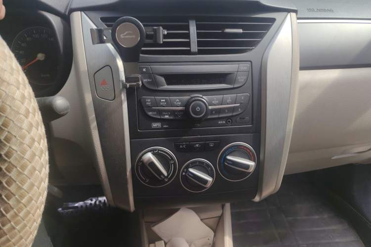 Used Venucia R50 2015 1.6L Manual Fashion Edition
